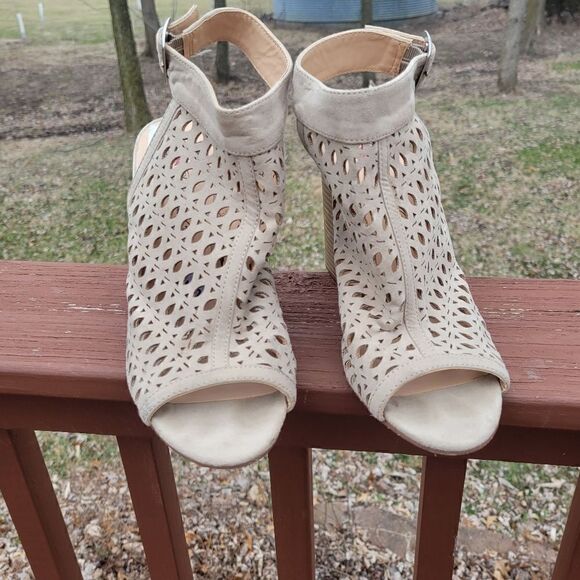 Penny Loves Kenny Beige Laser Cut Open Toe Stacked Heel Sandals Size 8.5 - Picture 6 of 12